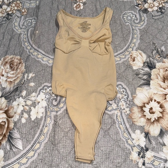 SKIMS Tops - SKIMS THONG BODYSUIT